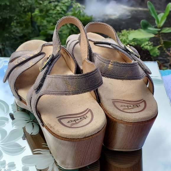 Leather Dansko clog sandals, beige and gold size 40 - Picture 16 of 17